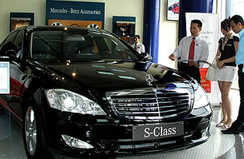 Đằng sau những bản hợp đồng 