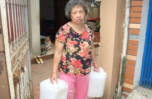 Hàng trăm hộ dân khu tập thể Kim Liên trắng đêm chầu chực bơm nước 