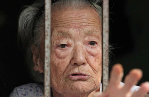 Nghịch lý chua xót của… người già 