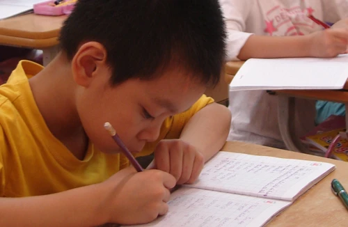 Con đi học, cha mẹ bị “quấy”