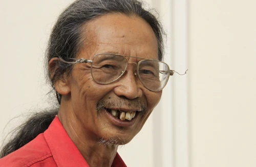 Nhà thơ Văn Thùy độc diễn trên sân khấu đời