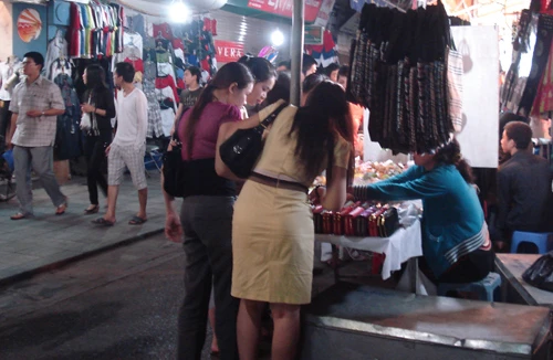 Chợ đêm Đồng Xuân: Bát nháo và biến tướng