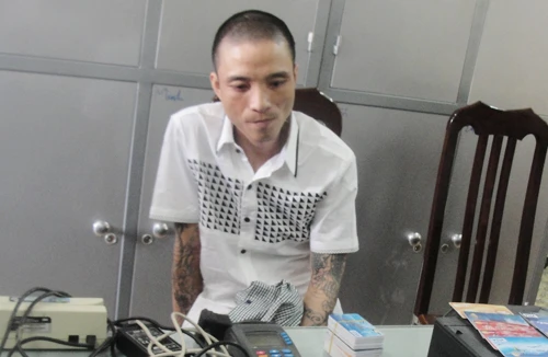 Sắm đồ xịn bằng thẻ tín dụng giả 