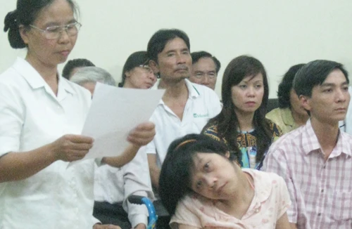 Cô gái ngồi xe lăn thắng kiện