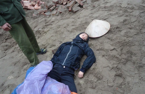 Gọi côn đồ đánh bà, chém chú