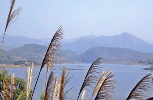 Lênh đênh trên hồ Cấm Sơn