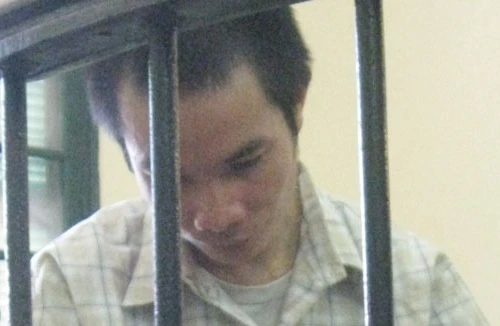 Dùng xăng thiêu sống em gái 