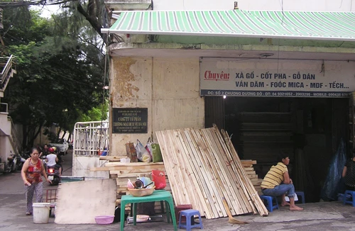 Thản nhiên kiếm lời trên nhà - đất công