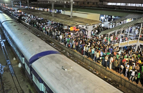 Hàng nghìn người chạy nạn vì tin đồn: Thủ tướng Ấn Độ trấn an dân chúng 