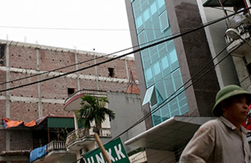 Hà Nội bao giờ hết nhà siêu mỏng, siêu méo?