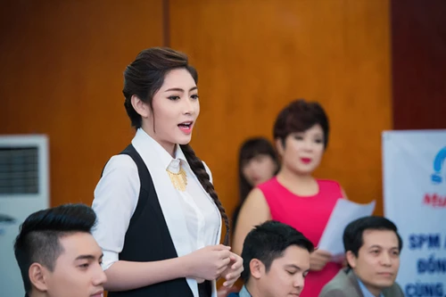 Hoa hậu Đặng Thu Thảo đồng hành cùng Đoàn Thể thao Việt Nam tham dự Sea Games 28