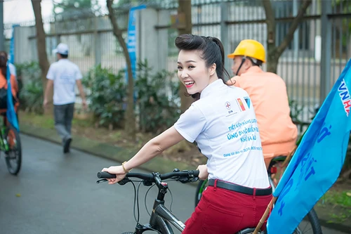 Á hậu Thụy Vân đạp xe kêu gọi tiết kiệm điện