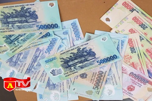 Mang tiền giả đi mua điện thoại bị công an phát hiện bắt giữ