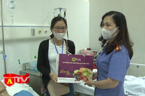 Cụm thi đua số 13 TP Hà Nội tặng quà gia đình có hoàn cảnh khó khăn