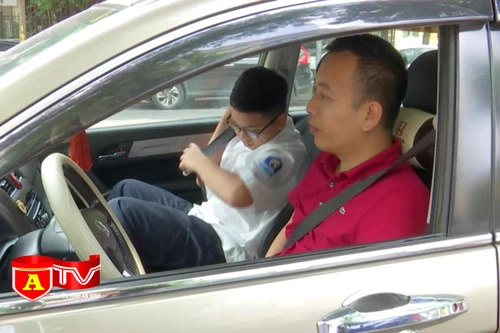 Ý kiến của dư luận xung quanh đề xuất trẻ dưới 12 tuổi không được ngồi ghế trước ô tô