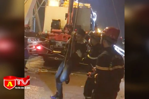 Cứu nạn thành công nam thanh niên nhảy cầu Chương Dương tự tử