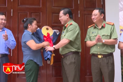 CATP Hà Nội khánh thành và bàn giao thân nhân liệt sĩ CAND nhà tình nghĩa 