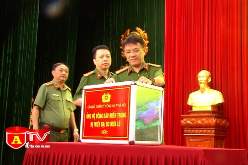 CATP Hà Nội chung tay cùng nhân dân và cán bộ, chiến sỹ 7 tỉnh miền Trung khắc phục thiệt hại do mưa lũ