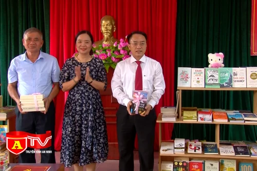 Trao tặng nhân dân thôn Hoành, xã Đồng Tâm, (Mỹ Đức) hơn 1.000 cuốn sách 