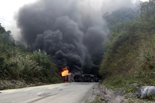 Xe bồn bốc cháy khi đâm xe khách trên đèo, khiến nhiều người thương vong