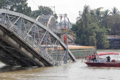 Hàng trăm cây cầu yếu đang chờ sập