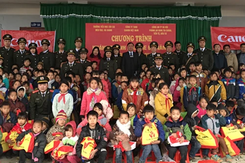 Hoạt động nghĩa tình của đoàn công tác Công an Hà Nội