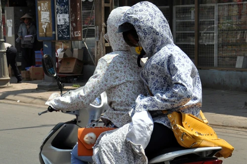 Khô hạn kéo dài, nắng nóng đến sớm