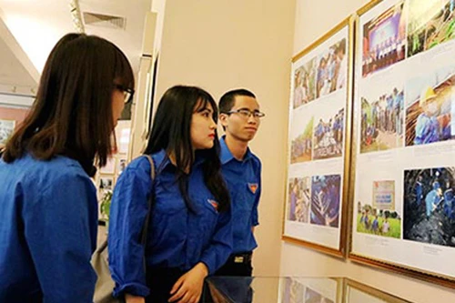 "Hồ Chí Minh và thế hệ trẻ" 