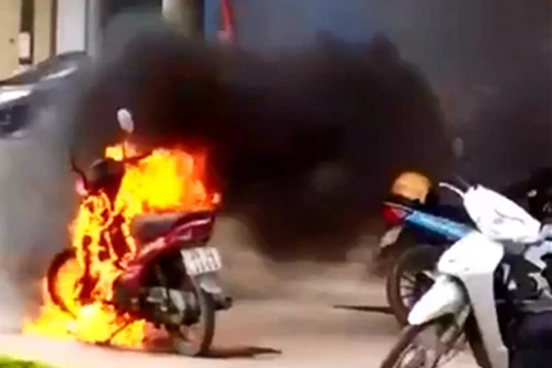 Người vi phạm đốt xe phản ứng với Cảnh sát giao thông, phạm tội gì?