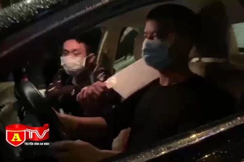Thực nghiệm hiện trường vụ chém vào cổ lái xe taxi để cướp tài sản tại quận Cầu Giấy