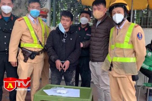 Gặp công an định phi tang hơn 2.000 viên hồng phiến nhưng không thành
