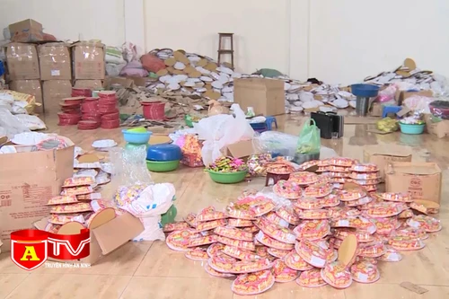 Cận cảnh cơ sở sản xuất mứt Tết vi phạm vệ sinh an toàn thực phẩm