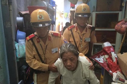 Lang thang lạc nhà giữa cái nóng nung người, cụ bà được CSGT cứu giúp