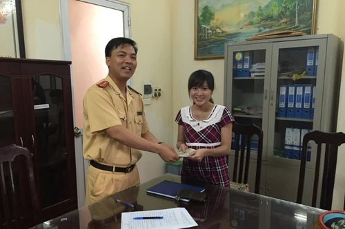 Xúc động khi được CSGT tìm đến tận nhà trả lại tài sản bị đánh rơi