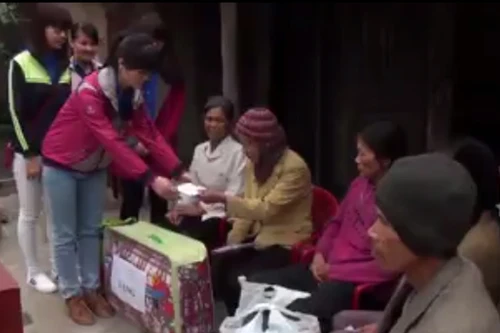 Gần 20 triệu đồng hỗ trợ Tết đã đến với gia đình ông Trương Văn Nhiều