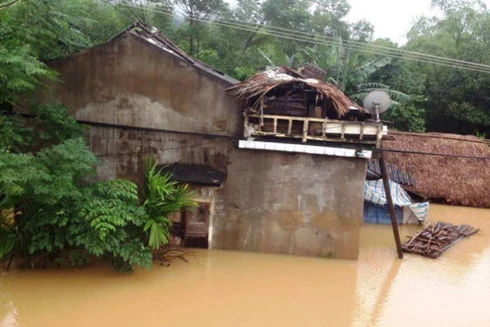 Nhiều nơi ở Hà Tĩnh lại bị cô lập trong lũ