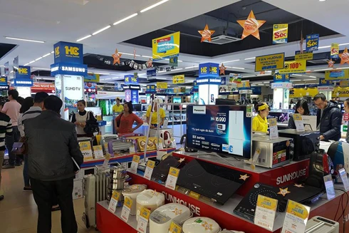 Ùn ùn mua sắm trong Ngày Vàng khuyến mại 