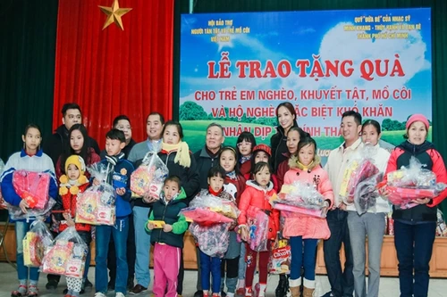 Vợ chồng Minh Khang - Thúy Hạnh mang Tết đến với người nghèo Hòa Bình