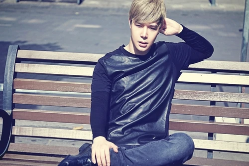 Mặc nắng nóng, Nathan Lee miệt mài tạo dáng khoe BST áo hàng hiệu