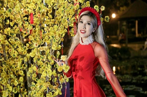 Trang Pháp xinh đẹp, dịu dàng trong tà áo dài truyền thống