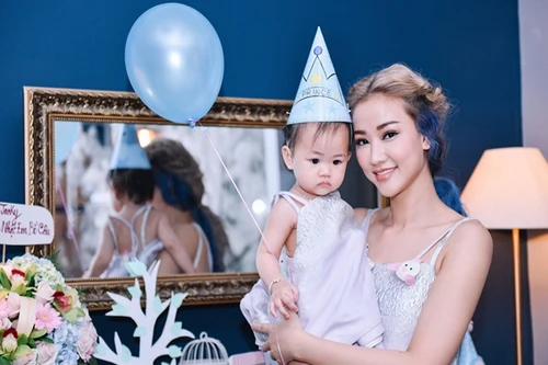 Maya tổ chức tiệc "màu xanh" mừng tuổi mới cho con gái