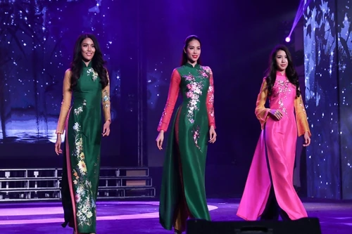 Phạm Hương lần đầu trình diễn thời trang hậu cuộc thi Hoa hậu Hoàn Vũ thế giới