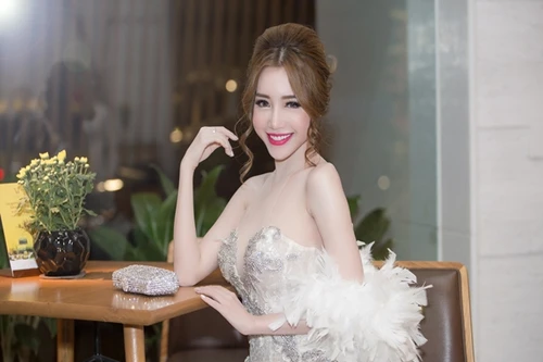 Elly Trần hút ánh nhìn với nhan sắc như thiên thần