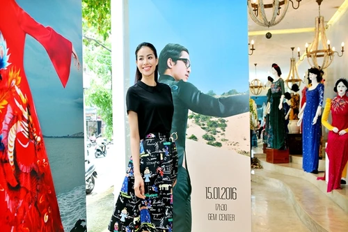 Phạm Hương đội vương miện, thử áo dài độc đáo chuẩn bị diễn show "Đa sắc"