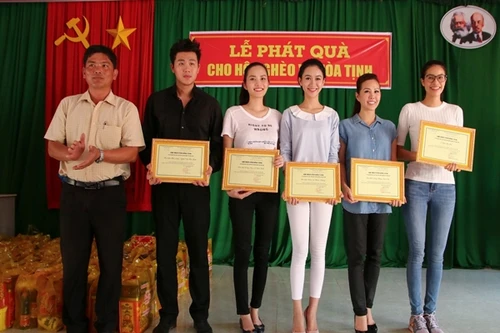 Hoa hậu Thu Hoài, Phạm Hương, Hà Thu, Nam Em về miền Tây tặng quà Tết