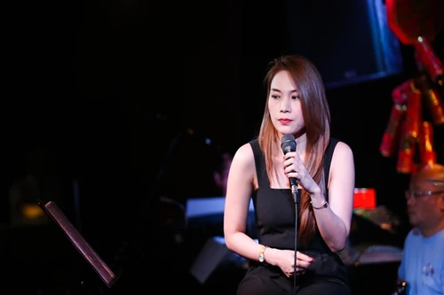 Biểu cảm đáng yêu của Mỹ Tâm tại buổi tập luyện cho "Ô cửa màu xanh"