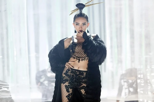 Tóc Tiên gây "choáng" với hình ảnh nữ chiến binh gợi cảm