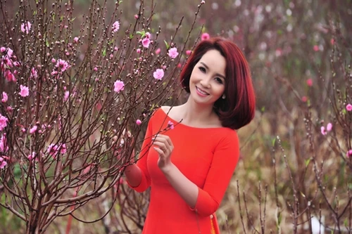 Mai Thu Huyền khoe eo thon trong sắc xuân Hà Nội