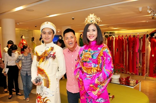 Vân Trang và hôn phu đưa nhau đi thử đồ cưới