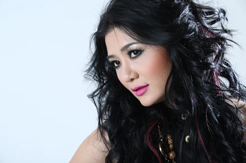 "Búp bê 8x" Triệu Trang tung 3 sản phẩm cùng một lúc tái ngộ khán giả